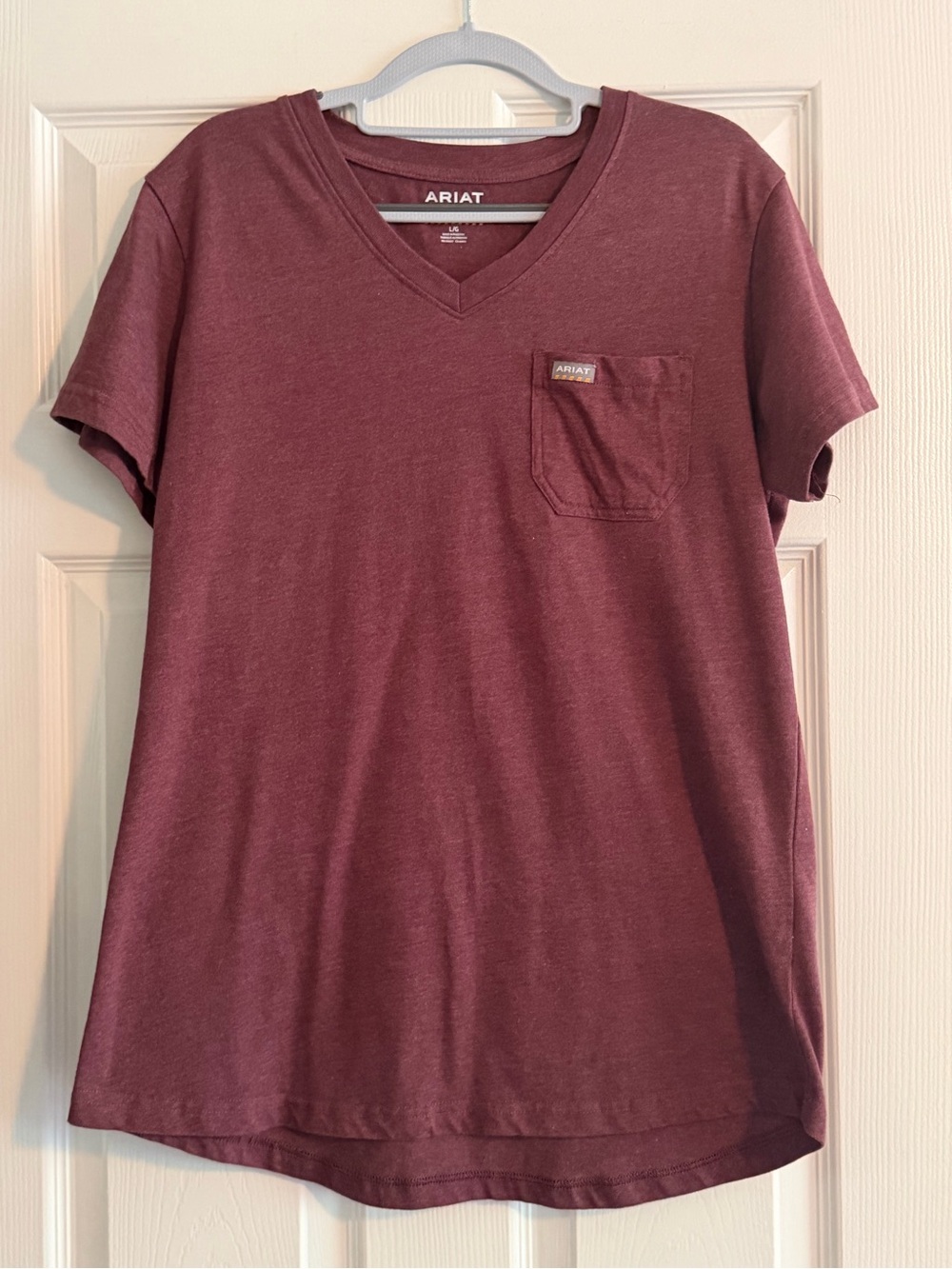 Ariat Women’s Rebar American Rose V-Neck Pocket Tee in Burgundy